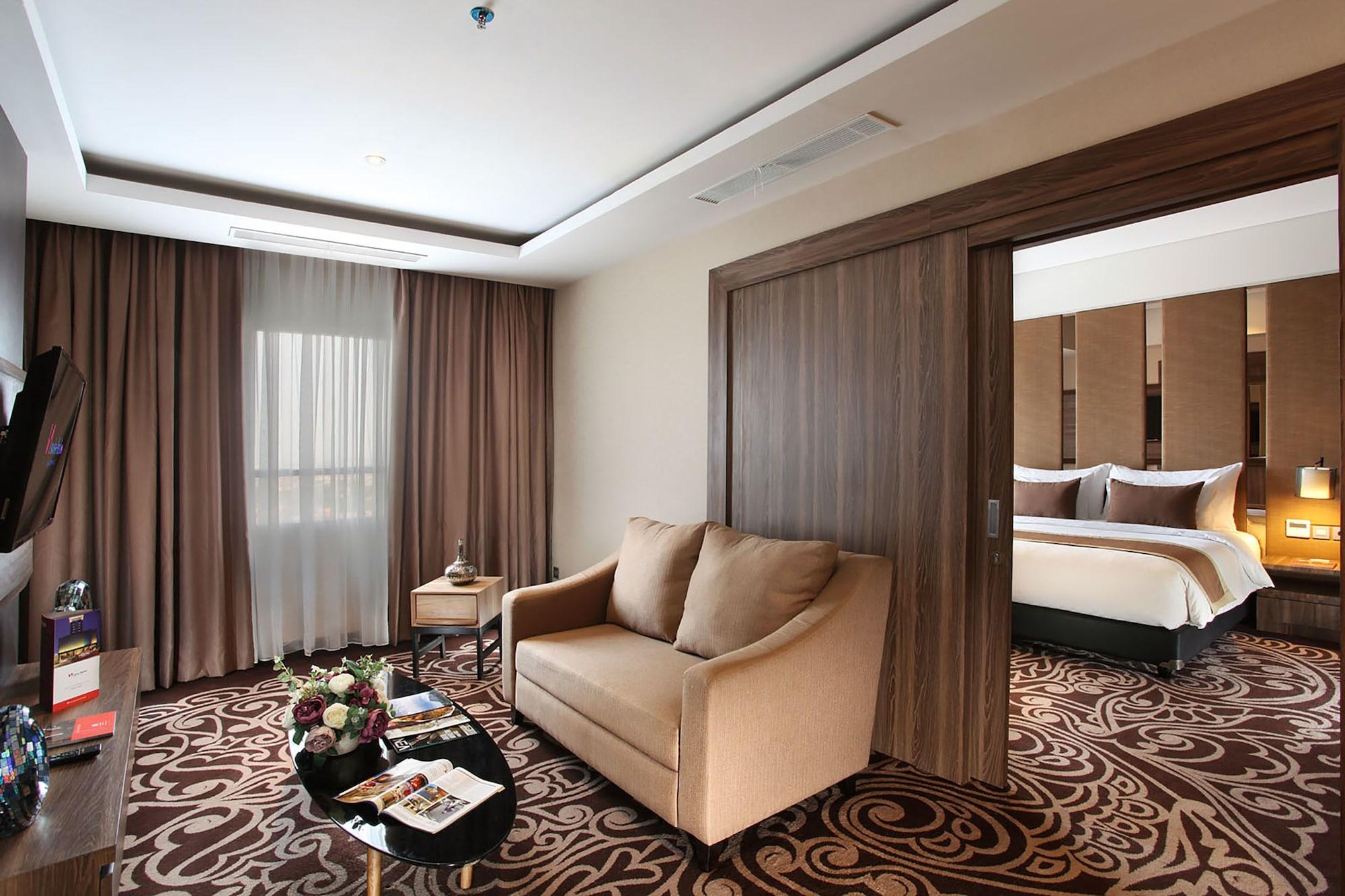 Swiss-Belinn Karawang Buitenkant foto