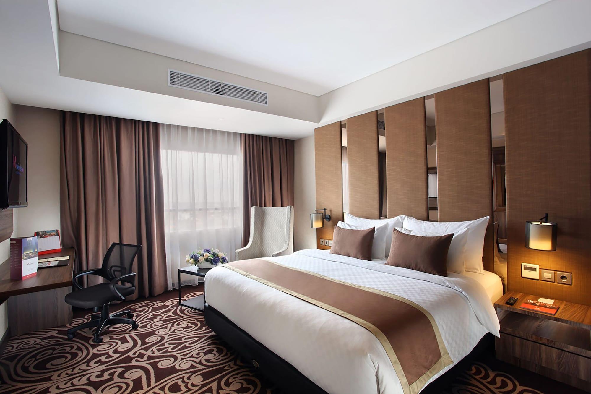 Swiss-Belinn Karawang Buitenkant foto