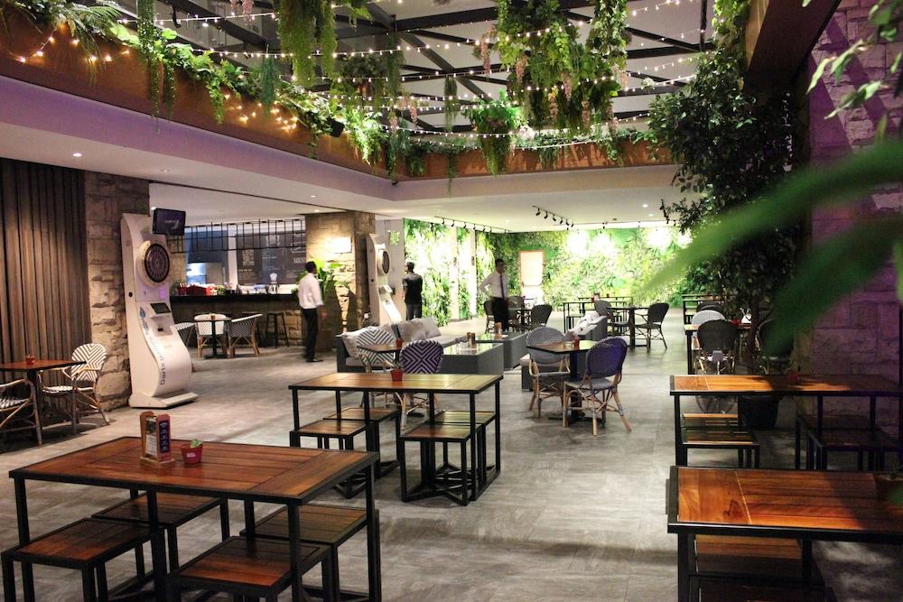 Swiss-Belinn Karawang Buitenkant foto
