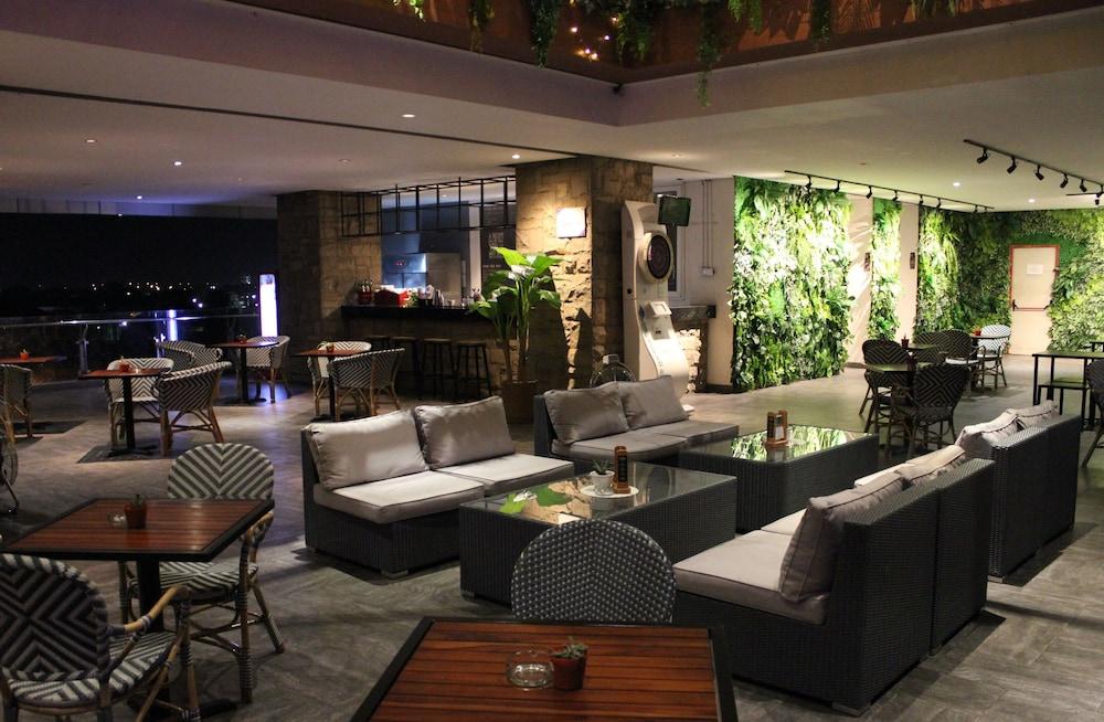 Swiss-Belinn Karawang Buitenkant foto