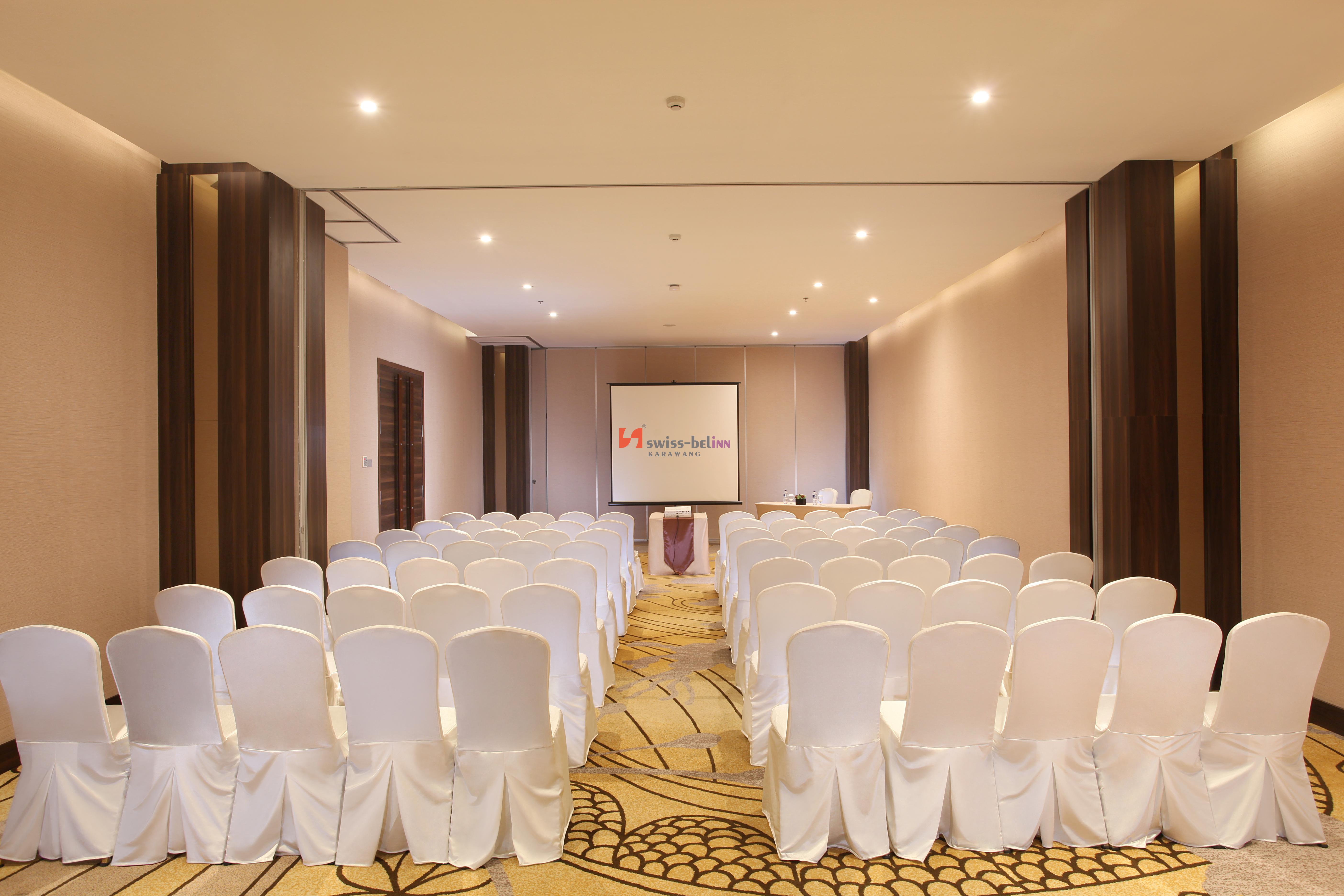 Swiss-Belinn Karawang Buitenkant foto