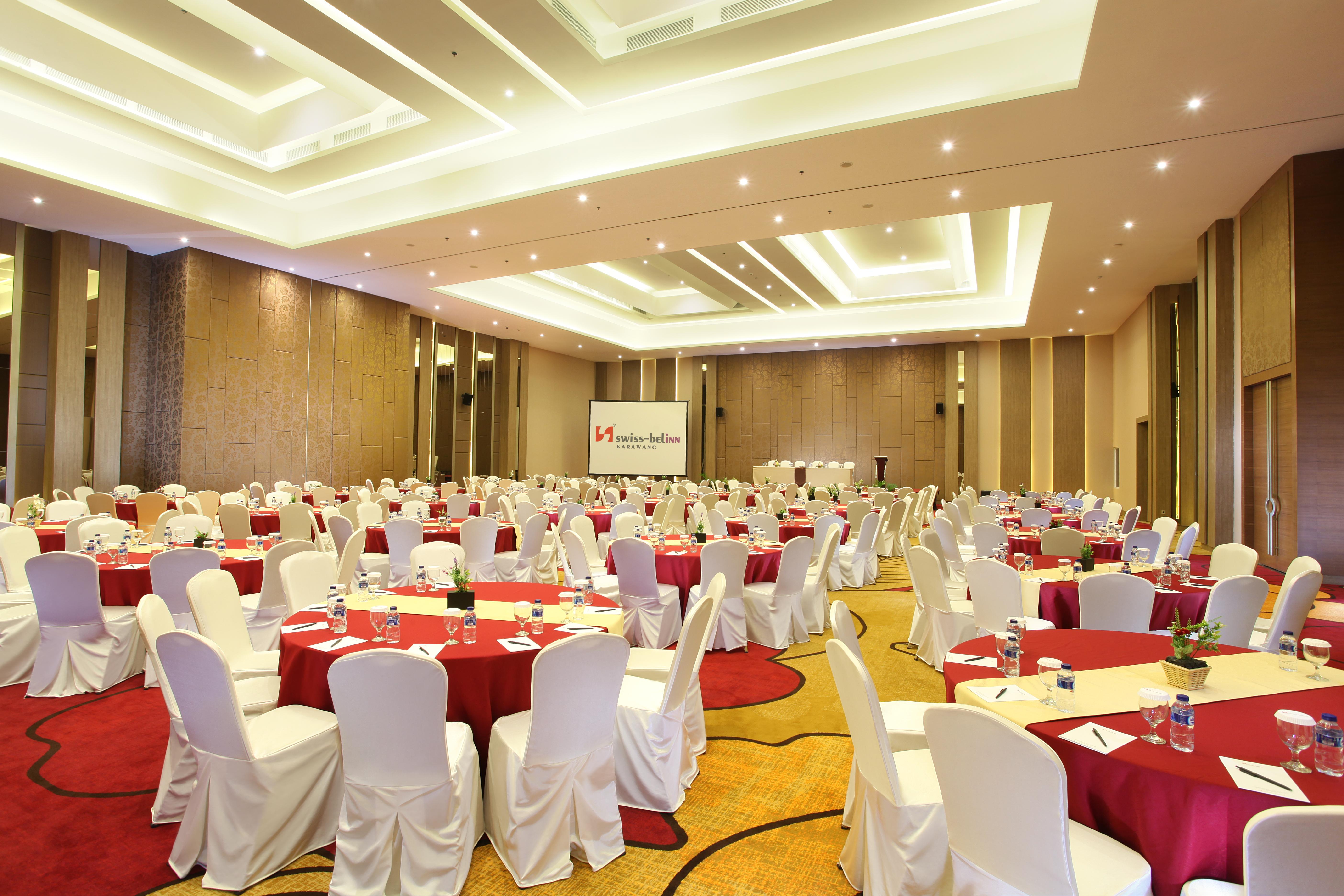 Swiss-Belinn Karawang Buitenkant foto