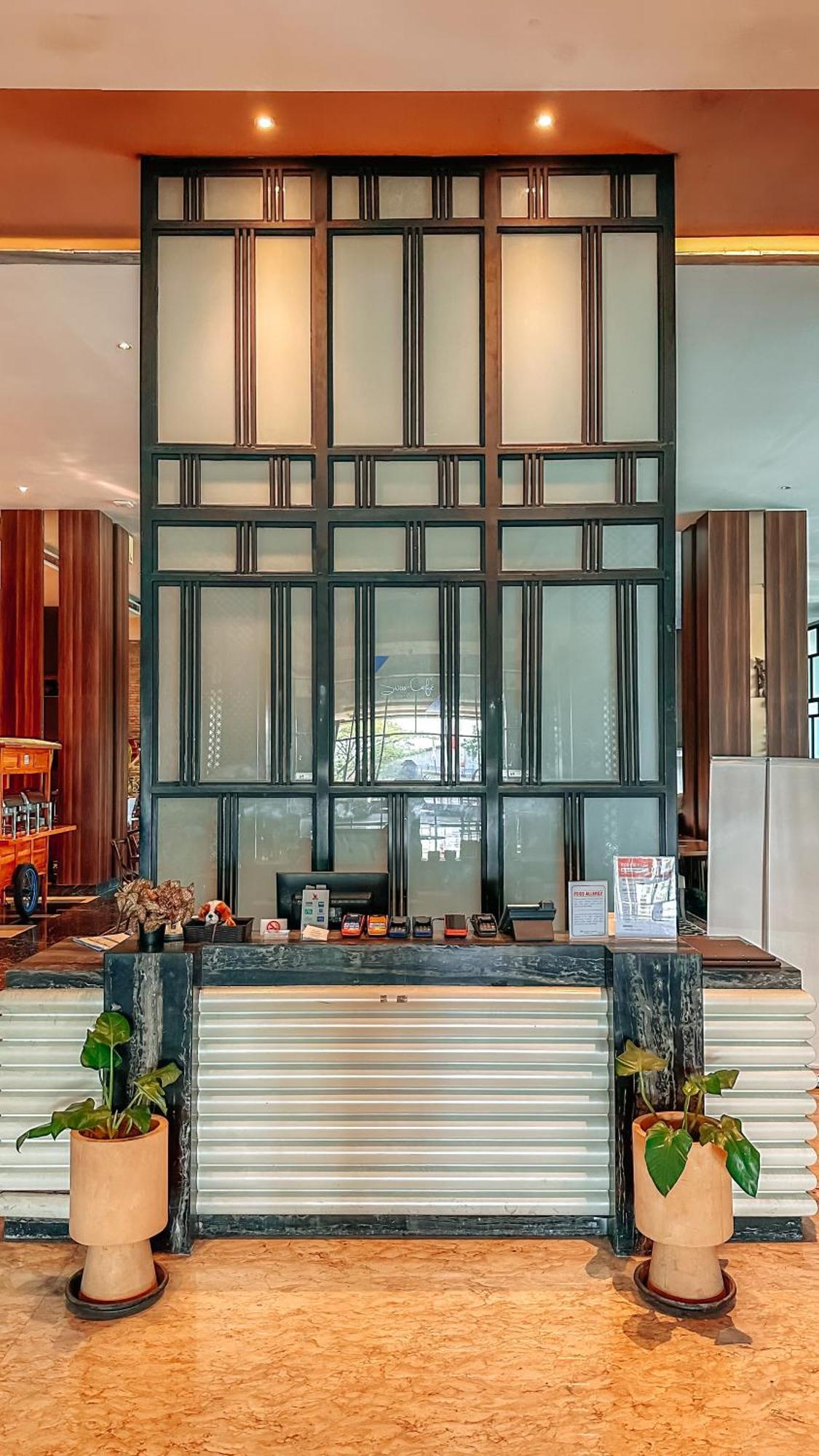 Swiss-Belinn Karawang Buitenkant foto