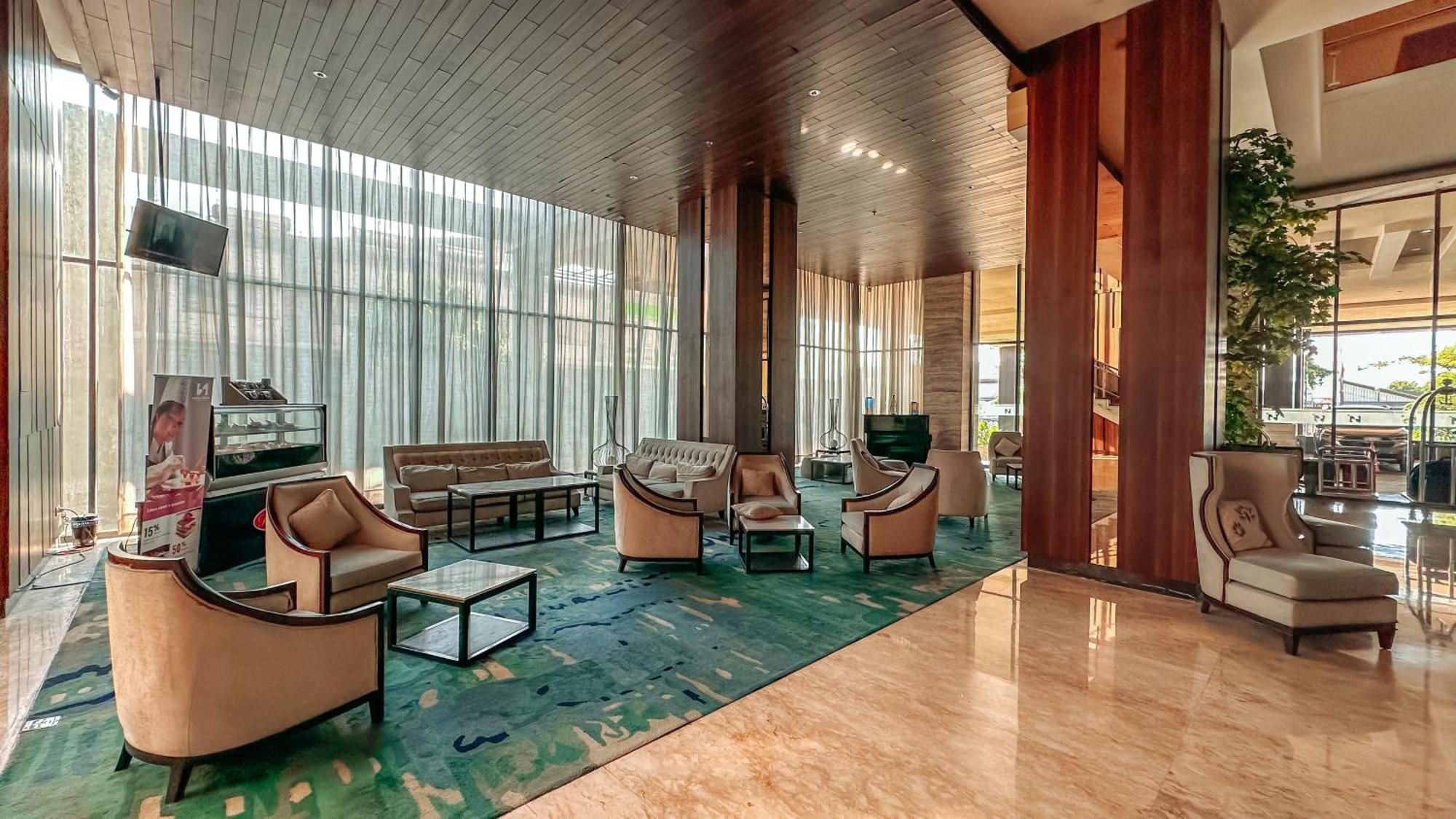 Swiss-Belinn Karawang Buitenkant foto