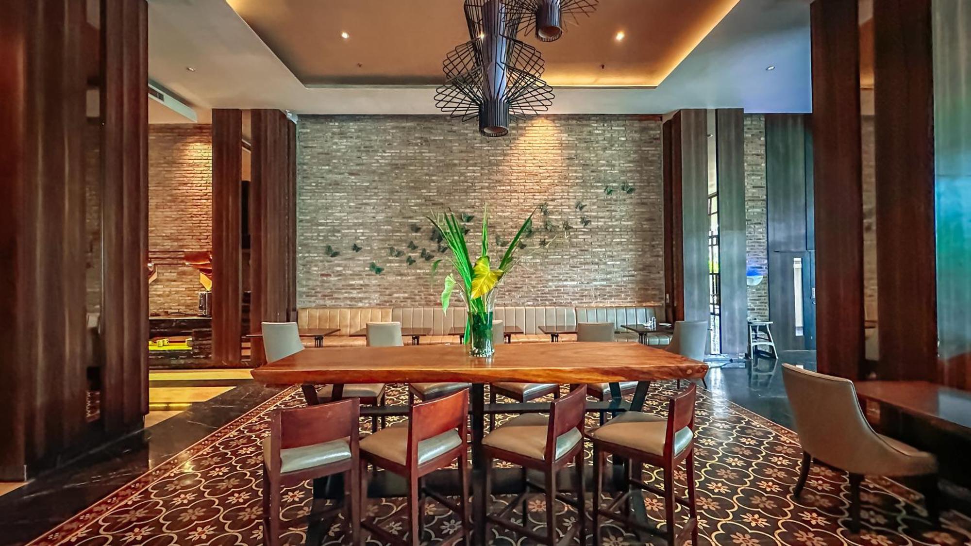 Swiss-Belinn Karawang Buitenkant foto