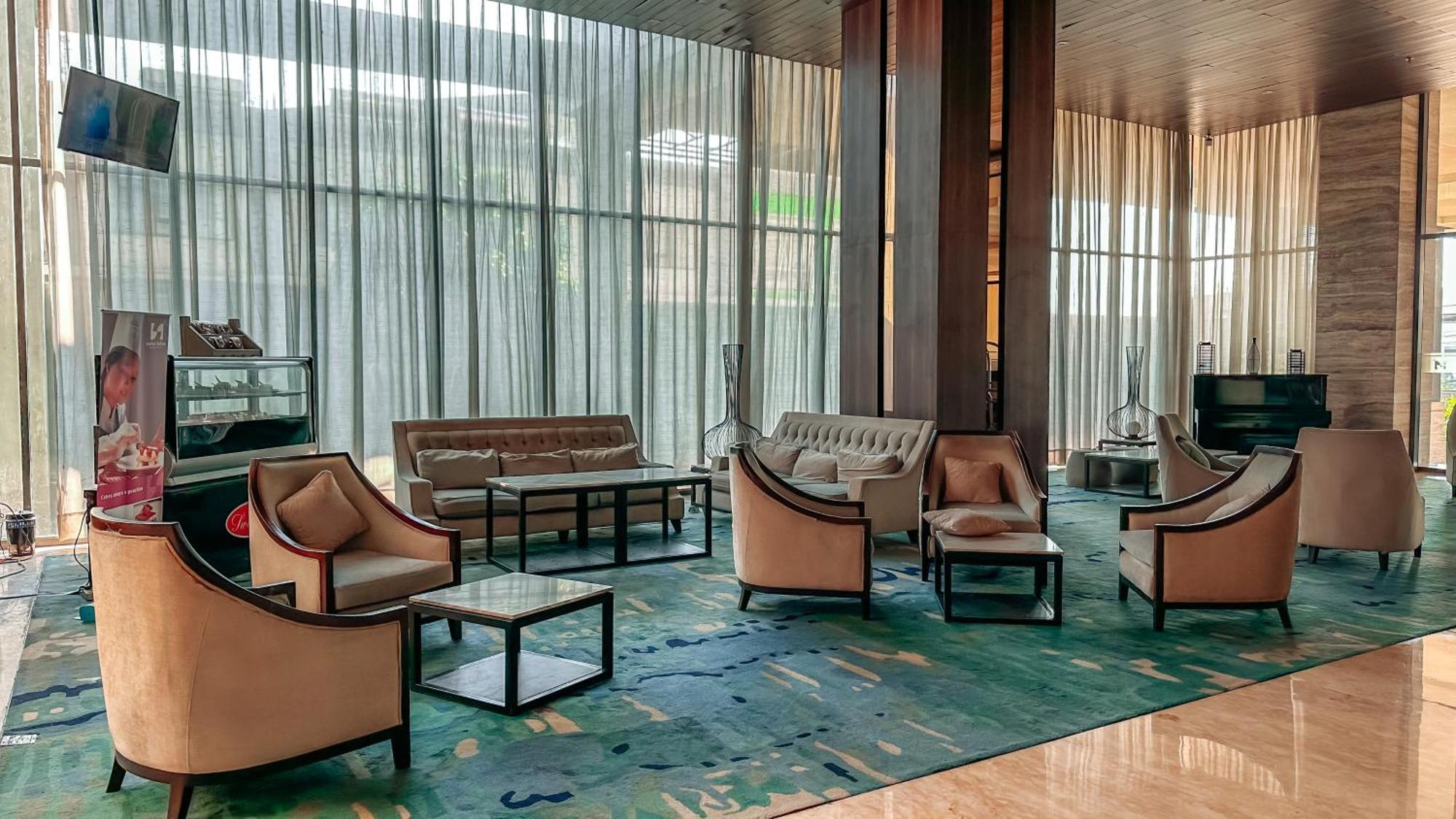 Swiss-Belinn Karawang Buitenkant foto