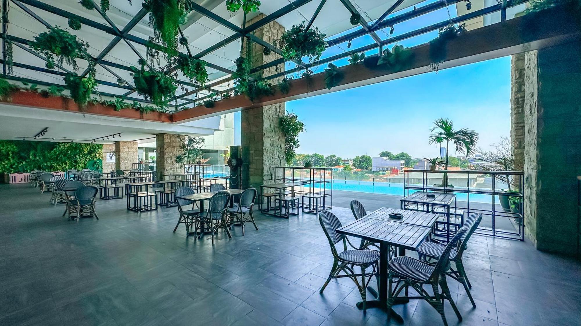 Swiss-Belinn Karawang Buitenkant foto