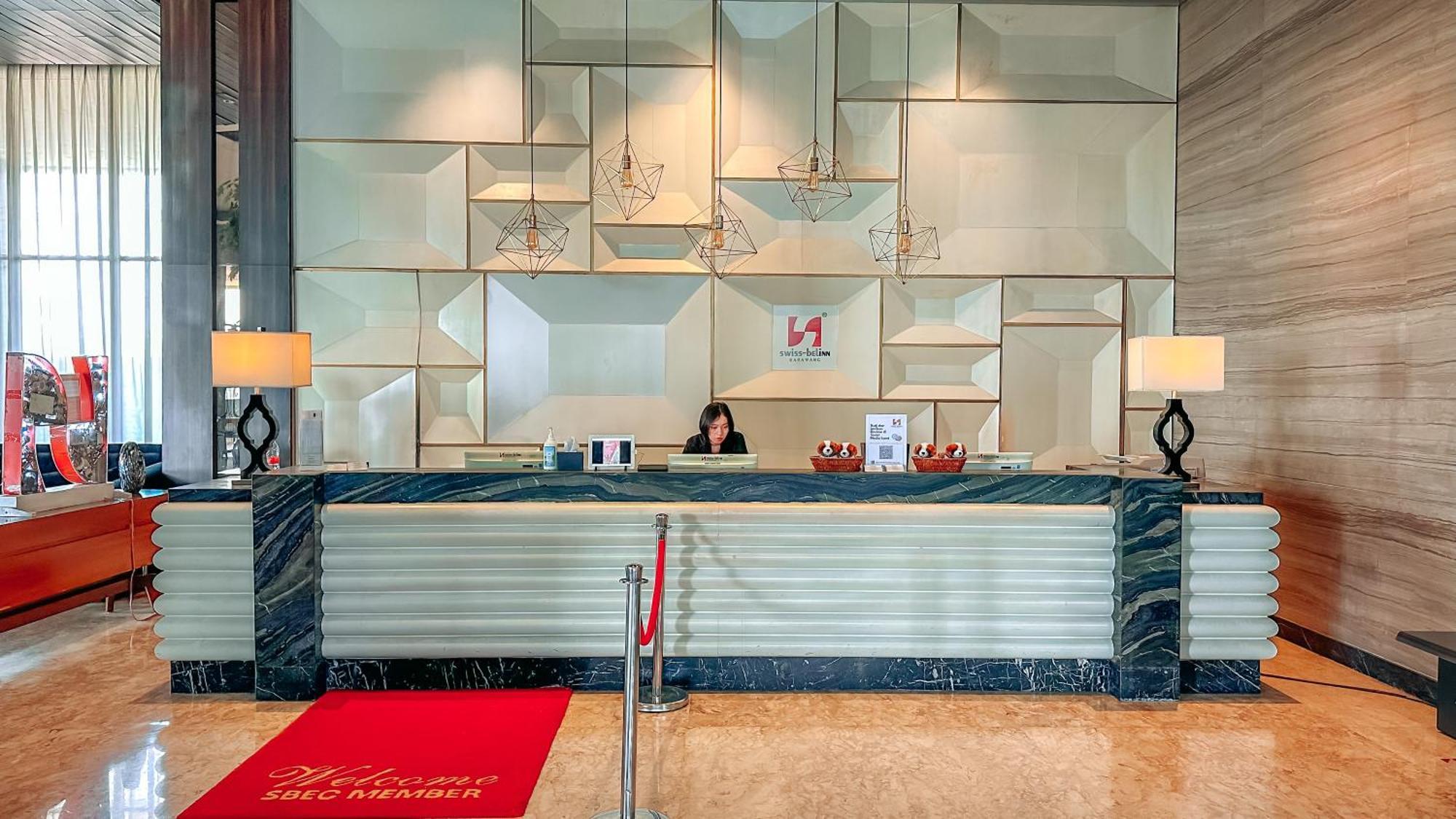 Swiss-Belinn Karawang Buitenkant foto