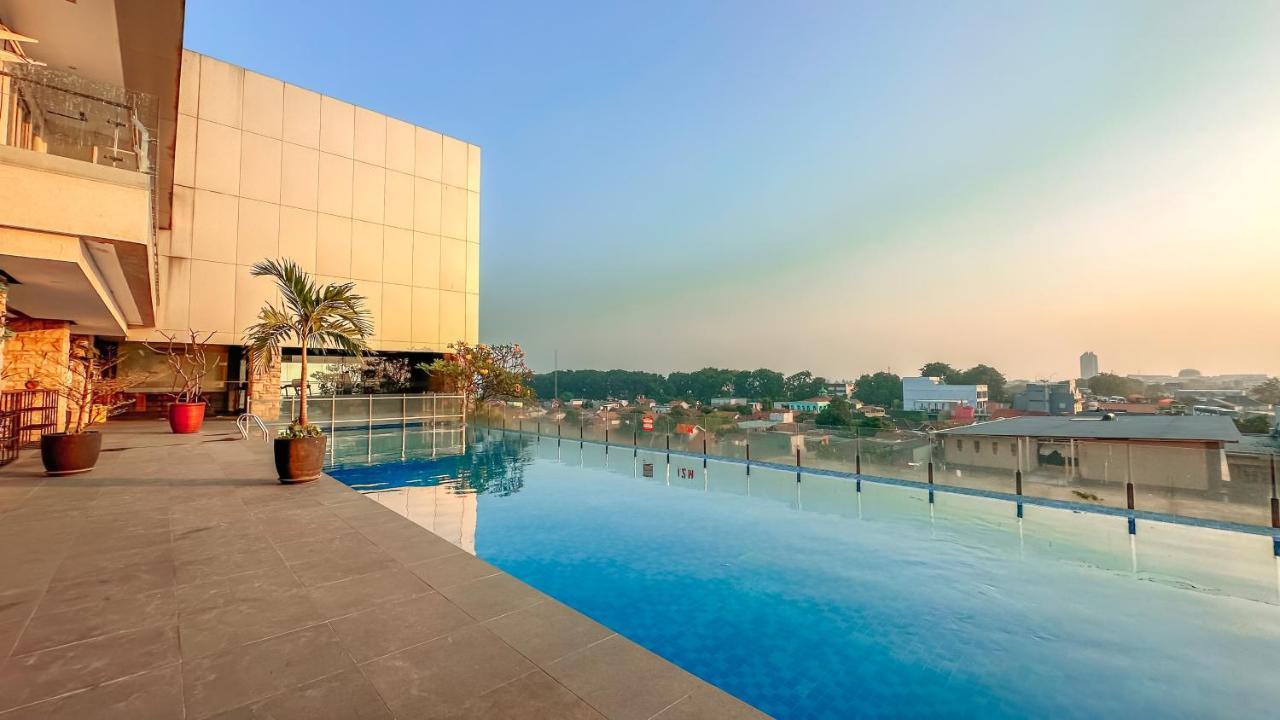 Swiss-Belinn Karawang Buitenkant foto