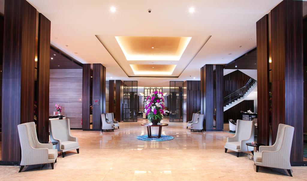 Swiss-Belinn Karawang Buitenkant foto