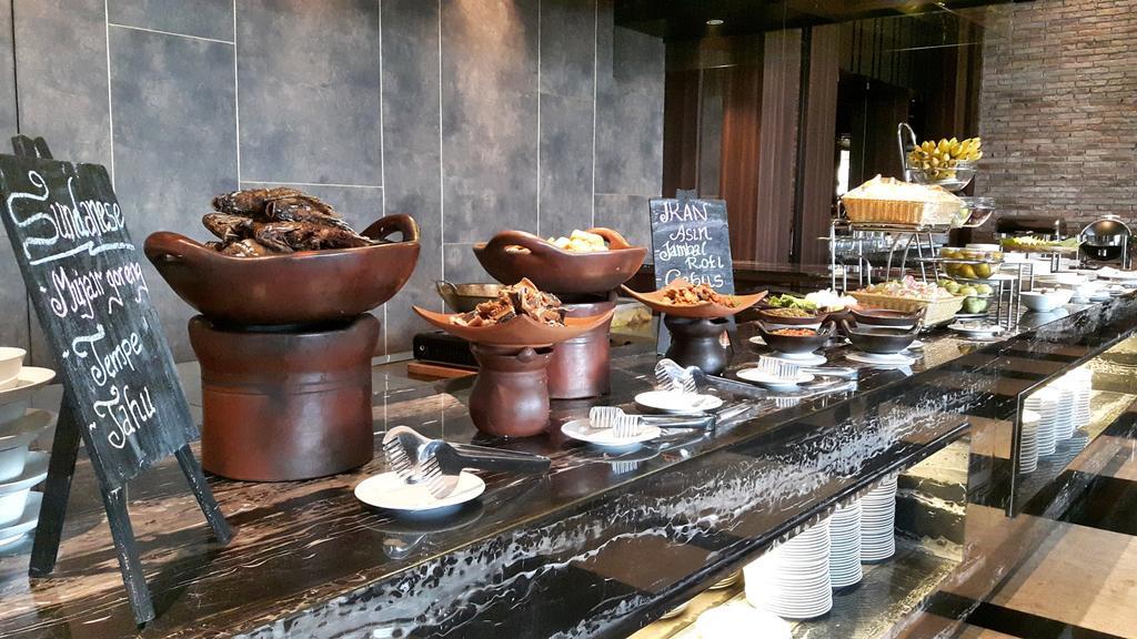 Swiss-Belinn Karawang Buitenkant foto