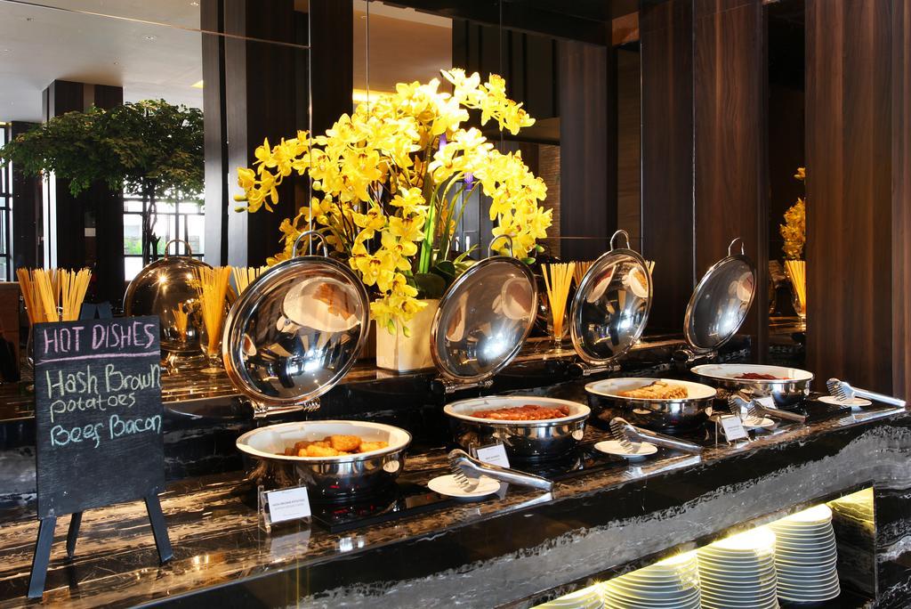 Swiss-Belinn Karawang Buitenkant foto