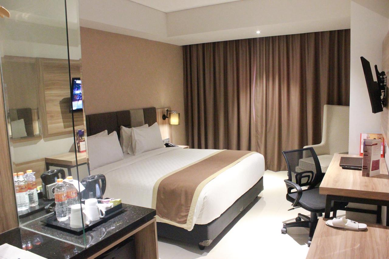 Swiss-Belinn Karawang Buitenkant foto