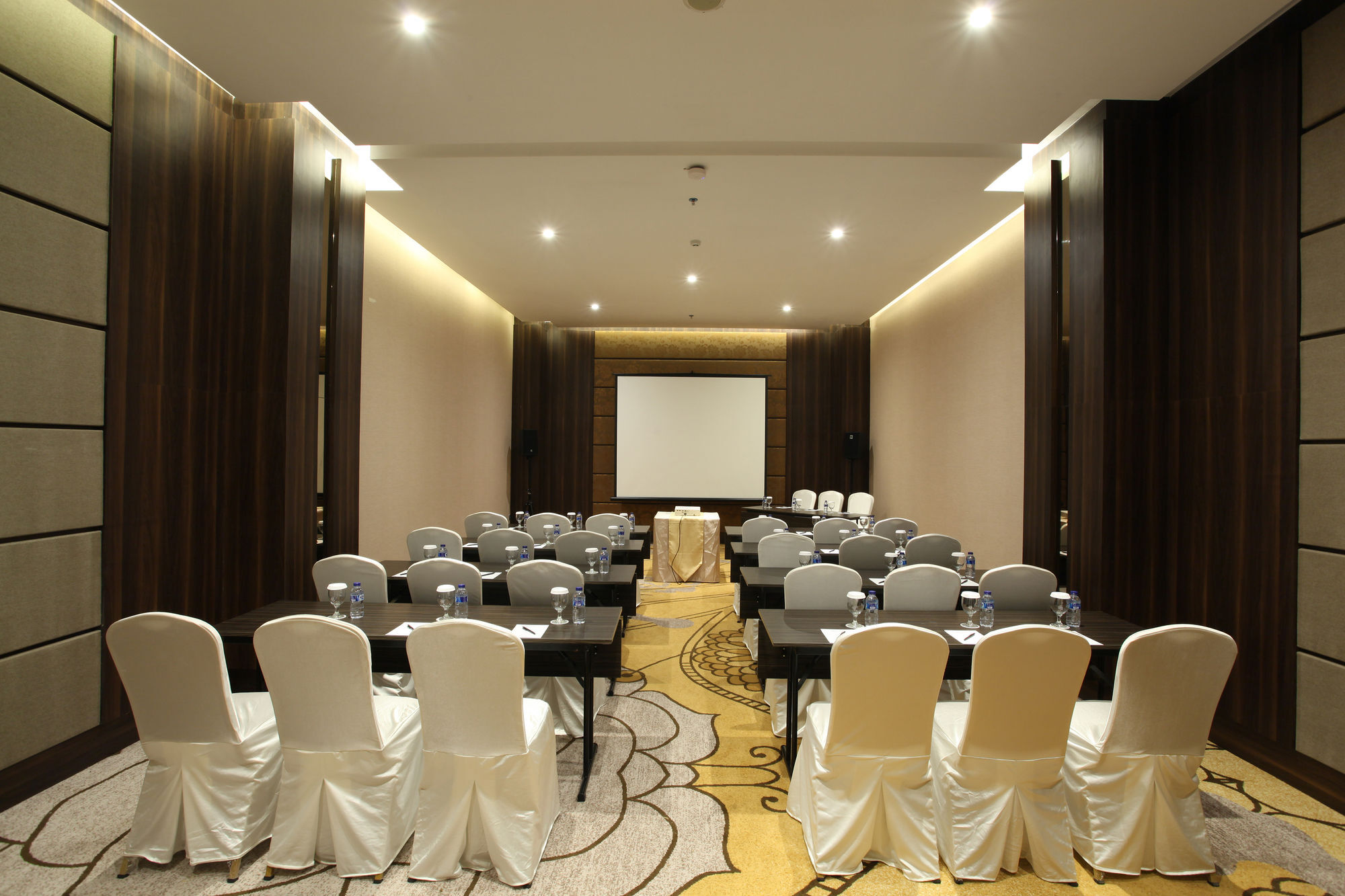 Swiss-Belinn Karawang Buitenkant foto