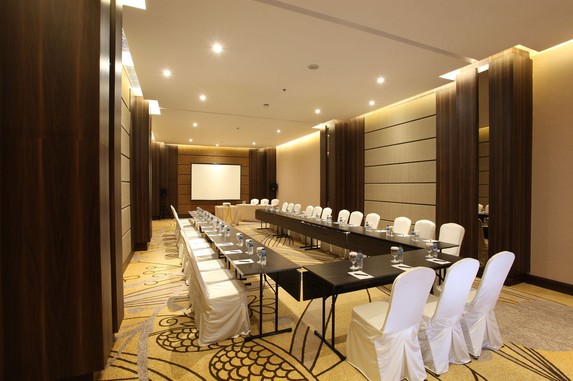 Swiss-Belinn Karawang Buitenkant foto